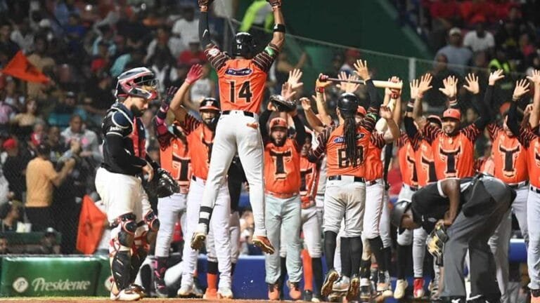 ¡Los Toros viven! Se rebelan en el noveno, ganan su primero de la serie final y están 1-2