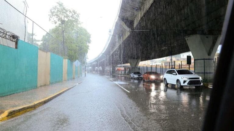 Frente frío mantiene aguaceros y provoca descenso de temperaturas este sábado