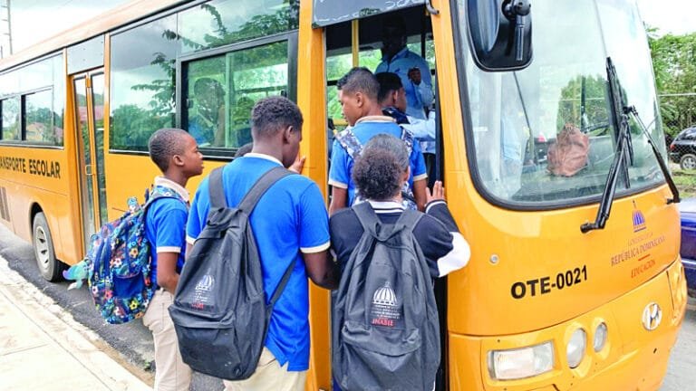 ¡¡OYE ESTA VAINA!!  (Ministerio de Educación dispone escuelas abran a las 6:30 de la mañana)