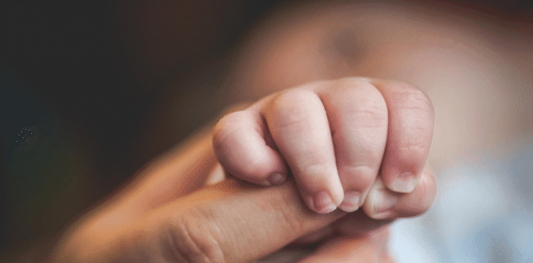 Niña de menos de dos años fue aplastada por pared, su madre también resultó herida