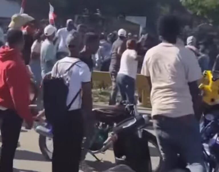 Video: Policía cae a bombazos a manifestantes contra GoldQuest en San Juan