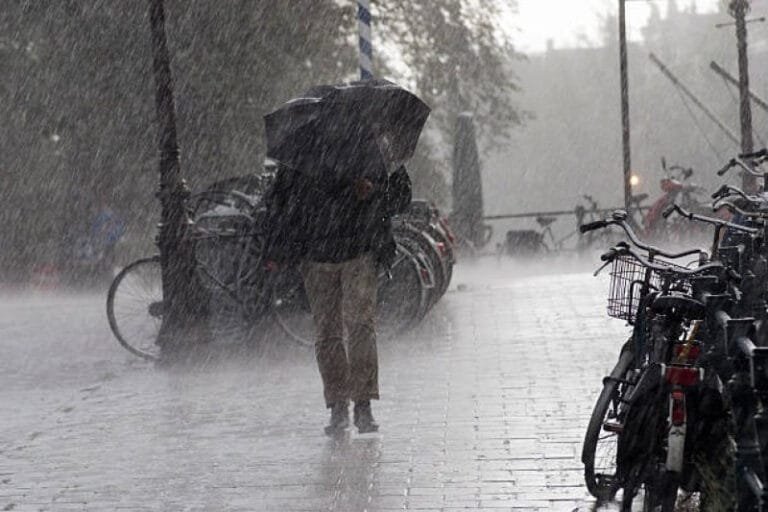 ¡¡A SALIR CON SOMBRILLAS!! (Indomet pronostica fuertes lluvias para la tarde de este domingo)