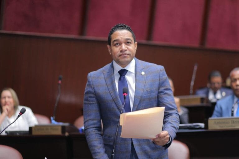 ¡¡EL DIABLO, Y QUE FUÉ!! (En plena sesión, diputado de Pedernales renuncia al partido Fuerza del Pueblo) ¡¡EL DIABLO, Y QUE FUÉ!! (En plena sesión, diputado de Pedernales renuncia al partido Fuerza del Pueblo)