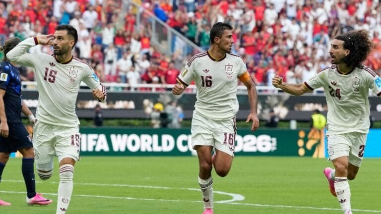 España vence a Uruguay 1-0 y gana su grupo