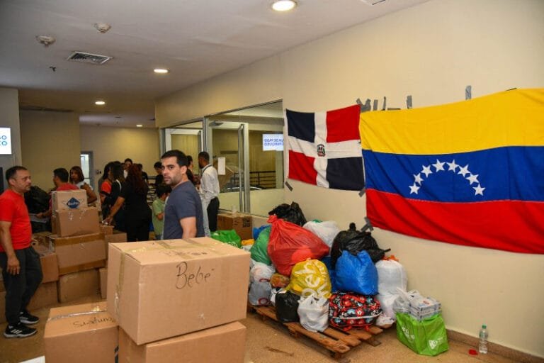 ¡¡DOMINICANOS SE VUELCAN EN AYUDA A VENEZUELA!! (Muestra de solidaridad con los afectados por sismos en Venezuela)