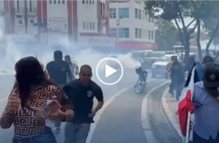 Dispersan con bombas lacrimógenas marcha de agrónomos hacia el Palacio Nacional