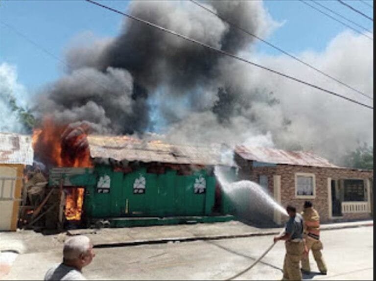 ¡¡HASTA LA FUPU SE FUE!! (Mujer incendia 2 viviendas, local de La fuerza del pueblo y motocicleta en Salinas) ¡¡HASTA LA FUPU SE FUE!! (Mujer incendia 2 viviendas, local de La fuerza del pueblo y motocicleta en Salinas)
