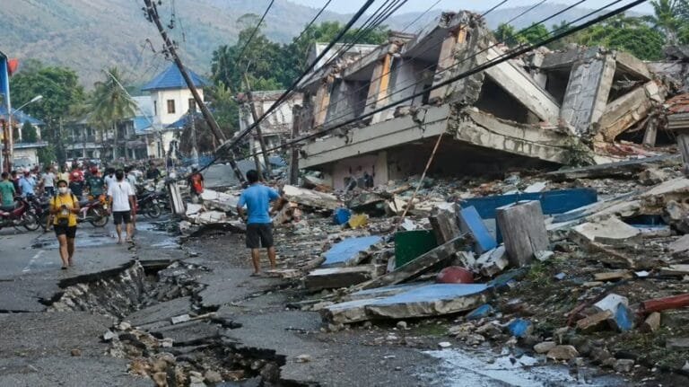 Filipinas eleva a 45 los muertos y 17 los desaparecidos tras terremoto de magnitud 7.8