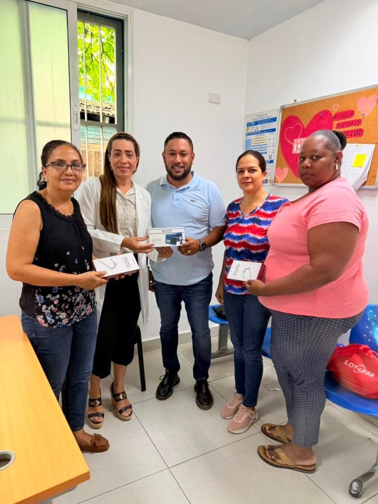 ¡¡MIENTRAS OTROS HABLAN PLEPLAS!! (Empresario Natanael Escaño realiza importante donación de utensilios médicos al Centro de Atención Primaria de La Guáyiga) ¡¡MIENTRAS OTROS HABLAN PLEPLAS!! (Empresario Natanael Escaño realiza importante donación de utensilios médicos al Centro de Atención Primaria de La Guáyiga)