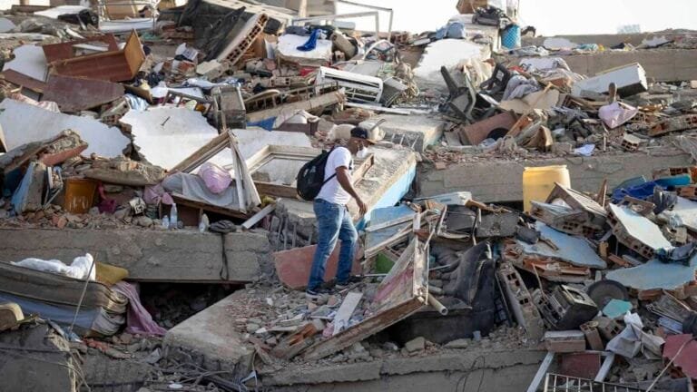 ¡¡IMÁGENES CRUDAS DE LA REALIDAD EN VENEZUELA, ONU CONFIRMA MAS DE 50,000 DESAPARECIDOS EN TERREMOTO!! (Casi mil muertos y más de 50,000 desaparecidos tras doble terremoto en Venezuela)