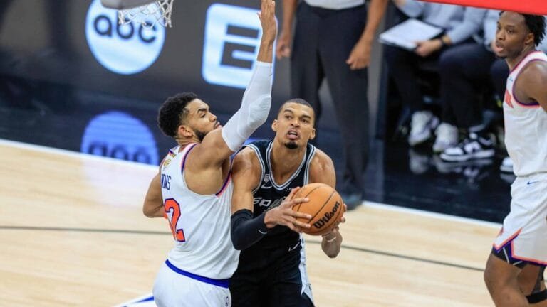 Knicks aguan la fiesta de los Spurs y toman ventaja 1-0 en la final de la NBA; Towns 18 puntos