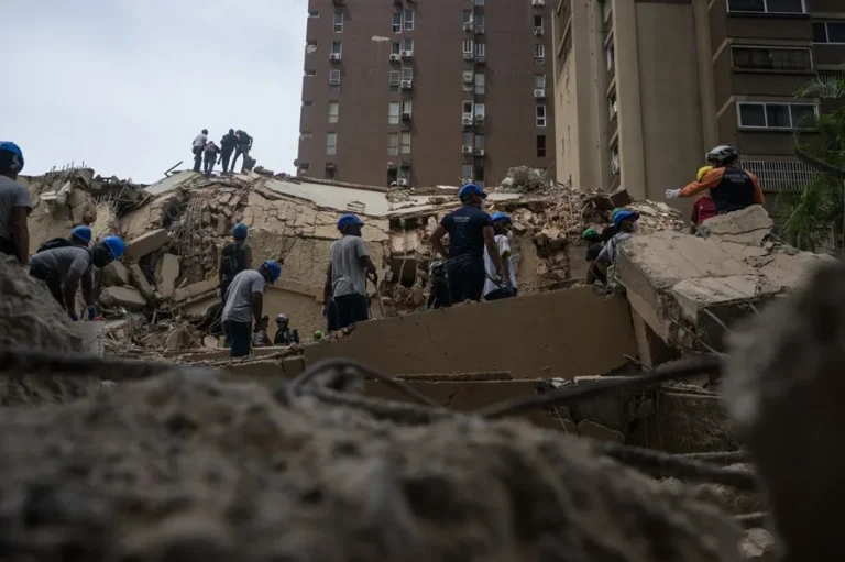 Se elevan a 920 los muertos y 3.360 los heridos por terremoto en Venezuela