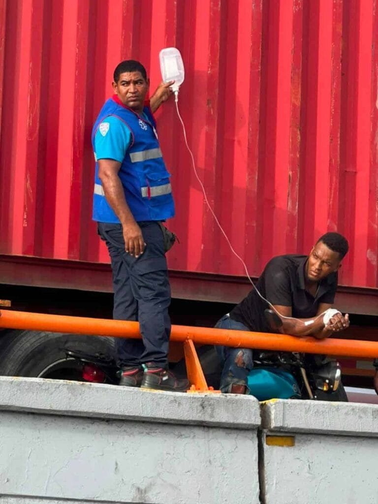 ¡¡ES QUE SON INCORREGIBLES!! (Motorista intentó rebasar una patana y terminó atrapado entre el vehículo y muro de elevado)