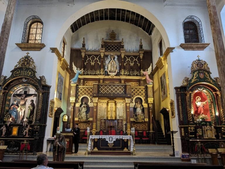 ¡¡NO SE SALVA NI LA IGLESIA!! (Comunidad de La Guáyiga expresa indignación y dolor por robo del Santísimo Sacramento en iglesia del Residencial Pablo Mella Morales)