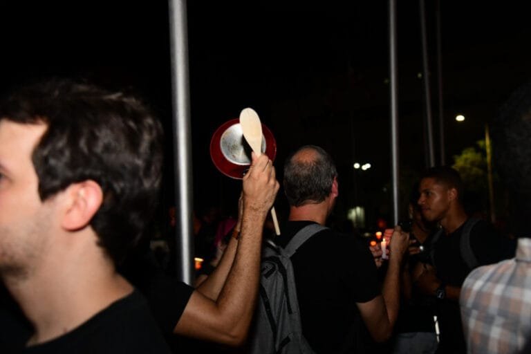 ¡¡ESTO SE ESTÁ TORNANDO!! (Cacerolazos en protesta a situación económica y social en el país)