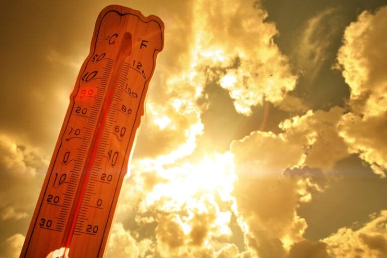 ¡¡EL DIABLO CARAJO!! (Temperaturas de este domingo podrían alcanzar los 35°C; recomiendan tomar agua y usar ropa ligera)