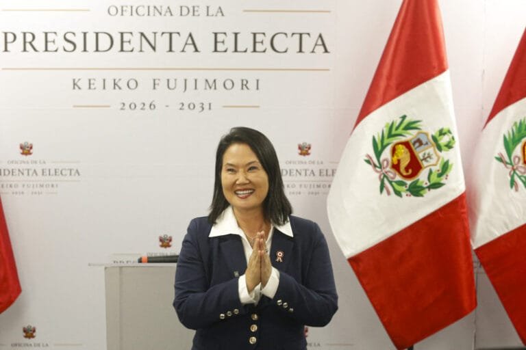Keiko Fujimori se inviste como presidenta de Perú; noveno cambio de presidente en diez años