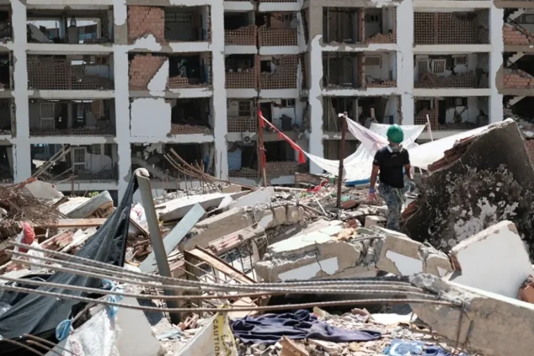 Reportan dos personas con posible vida en un edificio de Venezuela Reportan dos personas con posible vida en un edificio de Venezuela