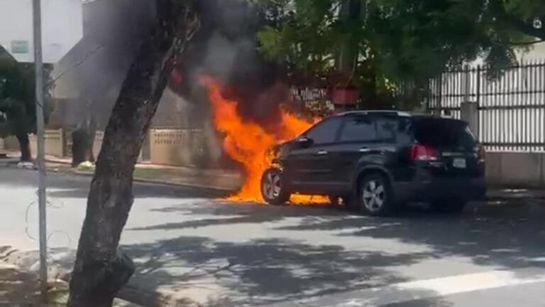 En llamas: se incendia vehículo en plena calle de Gazcue, Distrito Nacional