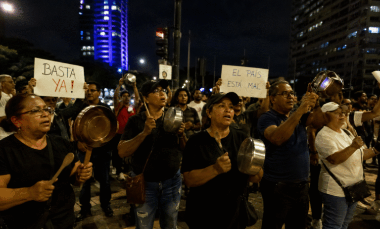 ¡¡VOLVIERON ELLOS!! (Volvieron los cacerolazos: sectores de clase media protestan contra el Gobierno en el DN)