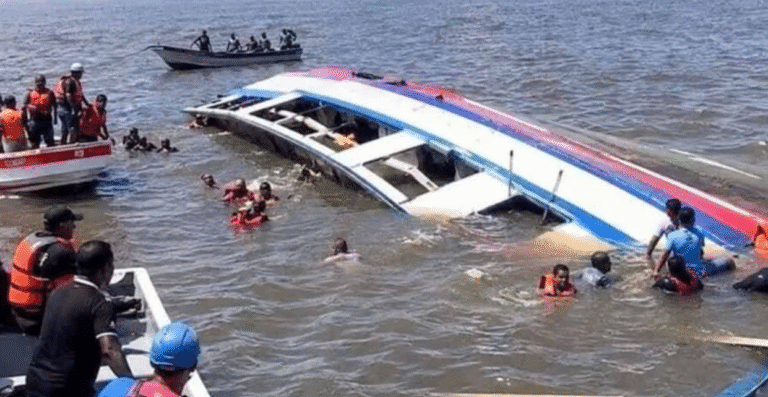 Rescatan 69 personas, 27 cadáveres y hallan ferry que naufragó con 179