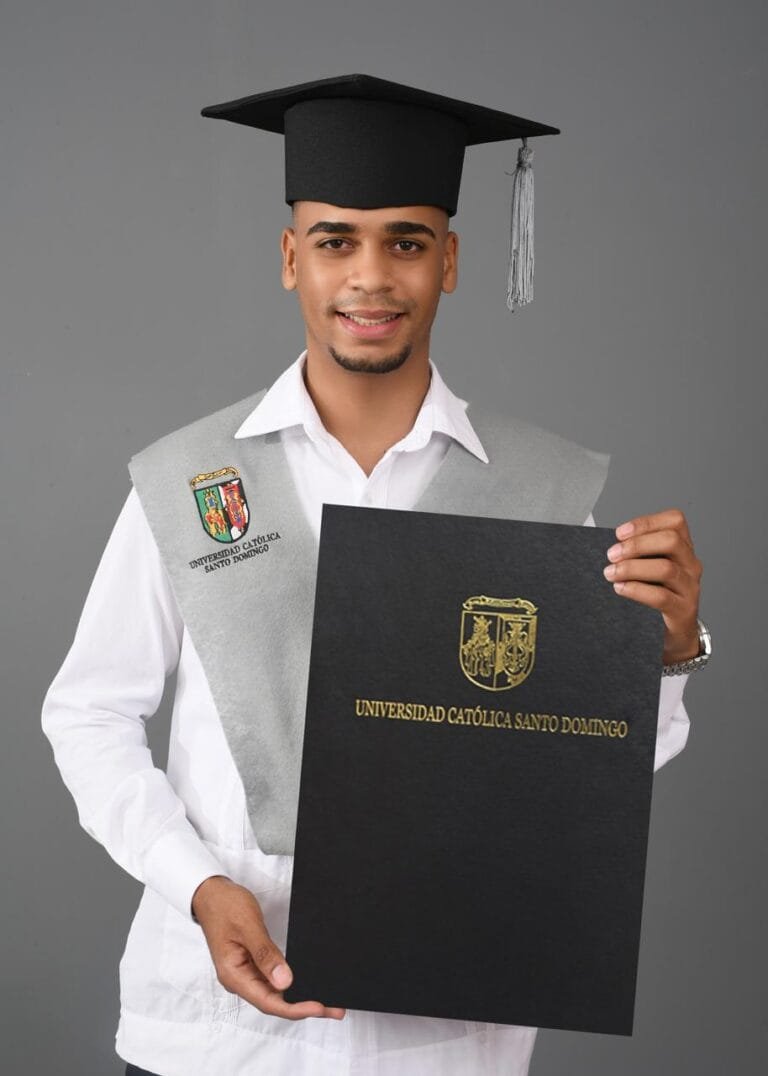 ¡¡EN LA GUAYIGA, LOS BUENOS SOMOS MÁS!! (La comunidad de la Guayiga Felicita a Julio César Peña Abreu por graduarse con máximos honores en la Universidad Católica de Santo Domingo) ¡¡EN LA GUAYIGA, LOS BUENOS SOMOS MÁS!! (La comunidad de la Guayiga Felicita a Julio César Peña Abreu por graduarse con máximos honores en la Universidad Católica de Santo Domingo)