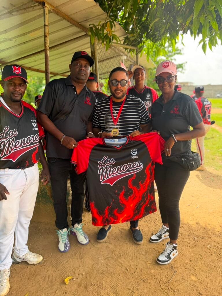 ¡¡Y DESPUÉS DICEN QUE NO TRABAJA!! (Equipo de Sóftbol «Los Menores de Los Coquitos» reconoce a Santiago Natanael Escaño (The Flow) por su invaluable aporte al deporte y al desarrollo comunitario de La Guáyiga)