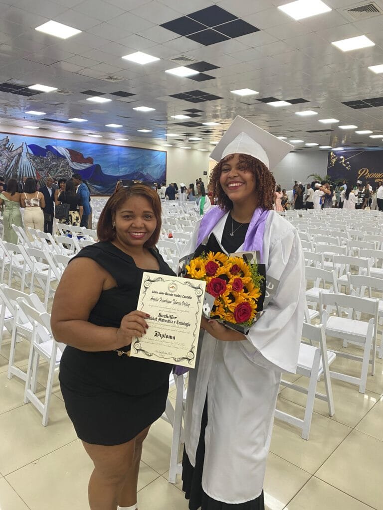 Joven Anyelis Franchesca culmina con éxito su educación secundaria
