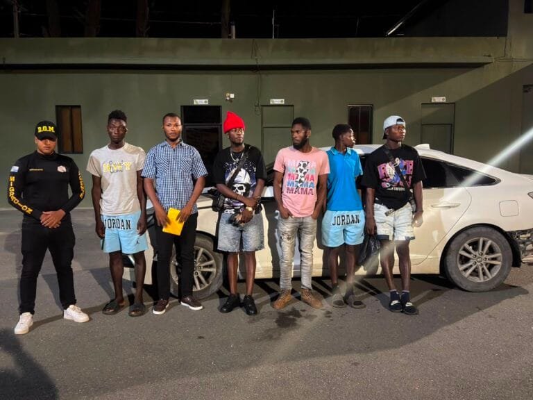 ERD y DGM interceptan vehículo trasladando haitianos