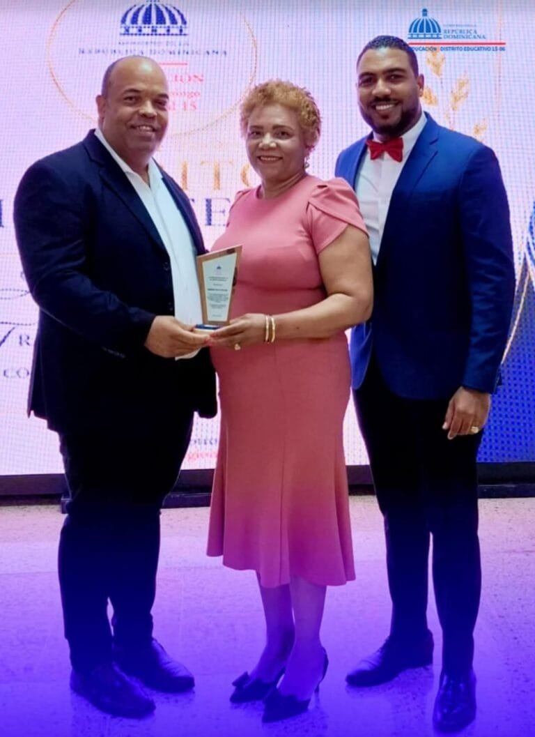 «La educación no cambia el mundo; transforma destinos y construye legados.» (la Directora del Distrito Educativo 15-06, Rafaela Suero Vicente, recibe placa de reconocimiento por trayectoria)