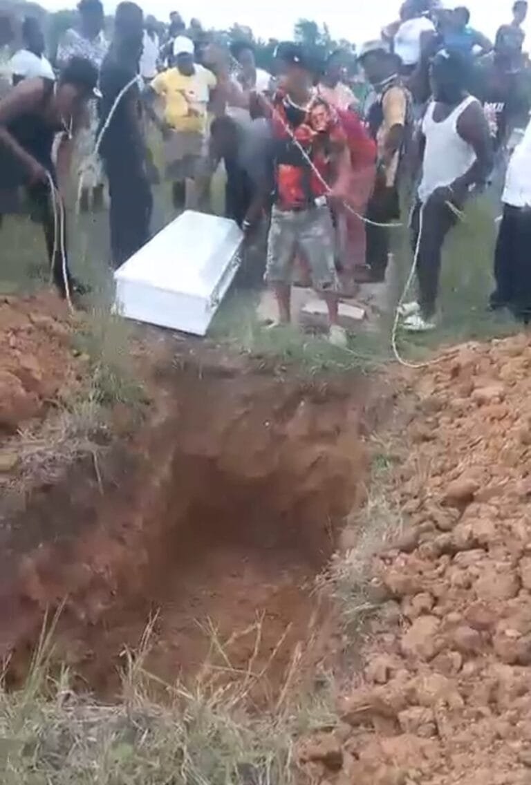 ¡¡VIDEO IMPACTANTE!! (Comunitarios de la Guayiga expresan preocupación por prácticas de sepultura en el Cementerio Municipal “La Nueva Jerusalén” y solicitan investigación de las autoridades competentes)