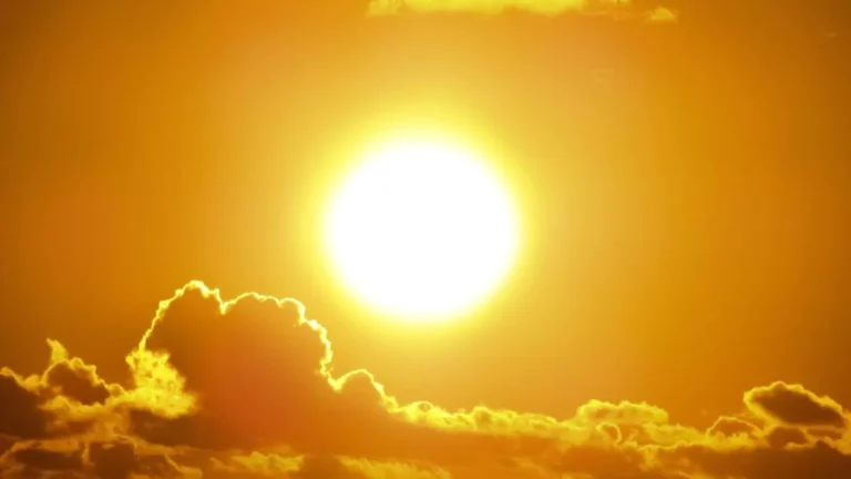 Polvo del Sahara mantendrá ambiente caluroso; prevén chubascos aislados en la tarde