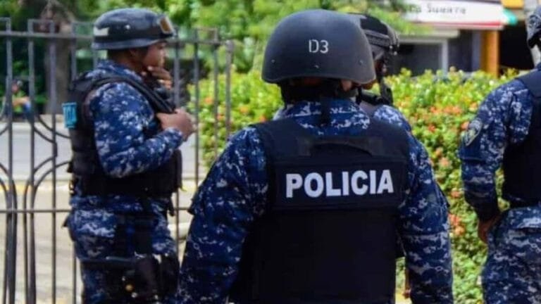 ¡¡OYE COMO ES QUE ESTÁN ESTO SANTOS DE LA POLICÍA NACIONAL!! (Ocupan diez paquetes de presunta cocaína a dos policías en Santo Domingo Este)