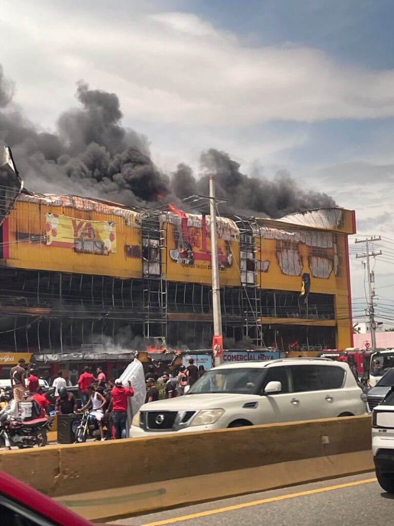 Incendio de gran magnitud afecta a L & R Comercial en autopista Las Américas (Defensa Civil y bomberos trabajan en incendio en L&R Comercial)