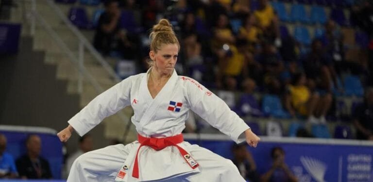 ¡¡OTRO ORO PARA RD!! ( María Dimitrova se retira con la medalla de oro colgada en su cuello)