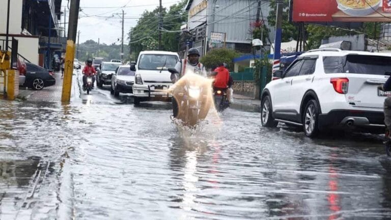¡¡AY TUUUUUUUUUUUUUUUUUU, A BUSCAR SOMBRILLAS!! (El COE emite alerta verde para el Gran Santo Domingo y San Pedro de Macorís por lluvias)