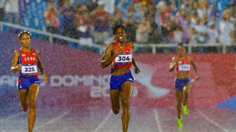 ¡¡LA GACELA DOMINICANA VUELA SOBRE LAS LLUVIAS!! (Marileidy Paulino revalida el oro en los 400 metros con récord de los Juegos Centroamericanos)